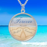 Personalisiert Forever | Herz in Sand Wedding Gif Medaillon<br><div class="desc">Hochzeit,  Unser 1. Valentinstag/Jahr,  Jubiläumsfest,  nur weil...  Zusammen. Blue Ocean Beach,  Couple's Names in Hearts in Sand Küstengedächtnis wahren. Halsketten</div>