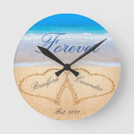 Personalisiert Forever | Herz in Sandhochzeit Runde Wanduhr