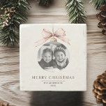 "Personalisiert frohe Weihnachten mit Foto Geschen Steinuntersetzer<br><div class="desc">"Fügen Sie Ihren Ferien-Ansammlungen eine festliche Touch mit diesem Personalisierten Frohen Weihnachtsstein-Untersetzer, mit Ihrem individuellen Foto in einem schönen Ornament-Design. Dieser Untersetzer aus Naturstein ist ein durchdachtes Urlaubsgeschenk oder ein wahrer Genuss, der perfekt zum Schutz von Oberflächen und zur Behaglichkeit Ihres Zuhause-Dekors beiträgt. Personalisieren Sie es mit einem beliebten Foto,...</div>