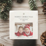 "Personalisiert frohe Weihnachten mit Foto und Nam Steinuntersetzer<br><div class="desc">"Fügen Sie Ihren Ferien-Ansammlungen eine persönliche Touch mit diesem Personalisierten Frohen Weihnachts-Untersetzer, komplett mit Platz für ein individuelles Foto und Namen. Ideal als nachdenkliches Geschenk oder feierliche Ergänzung Ihrer Wohngestaltung, dieser Untersetzer bietet eine fröhliche "Frohe Weihnachten"-Nachricht, die es zu einem wunderbaren Sake macht. Dieser Untersetzer ist perfekt zum Schutz von...</div>