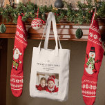 "Personalisiert frohe Weihnachten mit Foto und Nam Tragetasche<br><div class="desc">"Feiern Sie die Urlaubssaison mit dieser Personalisierten Frohen Weihnachtsfeiertagstasche, die Platz für ein individuelles Foto und Namen bietet. Diese stilvolle und praktische Tasche ist ein wunderschönes Weihnachtsgeschenk für Familien, Freunde oder für jeden Geschmack. Ob zum Shoppen, Geschenken oder Alltagsgegenstände, diese Tasche fügt Ihren Festlichkeiten eine persönliche Touch hinzu. Personalisieren Sie...</div>