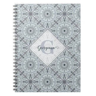 Personalisiert geflorale Harmonie Gray Mandala Notizblock