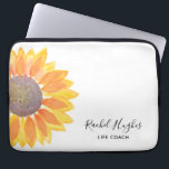Personalisiert-Gelbblütenlehrer Laptopschutzhülle<br><div class="desc">Dieser einzigartige Lap Top Sleeve ist mit einer wasserfarbenen gelben Sonnenblume dekoriert. Einfach mit Ihrem Namen und Beruf anpassbar. Verwenden Sie die Option Weitere anpassen, um die Textgröße, den Stil oder die Farbe zu ändern, wenn Sie möchten. Weil wir unsere eigenen Kunstwerke erstellen, werden Sie dieses exakte Bild von anderen...</div>
