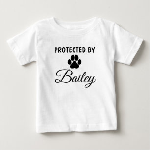 Personalisiert geschützt durch Hunde Baby T-shirt
