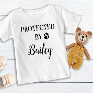 Personalisiert geschützt durch Hunde Baby T-shirt