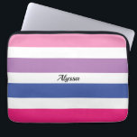 Personalisiert gestrichen Rosa Lila Blau Laptopschutzhülle<br><div class="desc">Dieser moderne und stilvolle Laptop-Ärmel ist in fett gestrichenen Streifen von rosa,  lila,  blau und weiß mit schwarzer Typografie dekoriert.
Passen Sie ihn an,  indem Sie den Namen ändern oder ihn stattdessen zu einem Monogramm machen.</div>