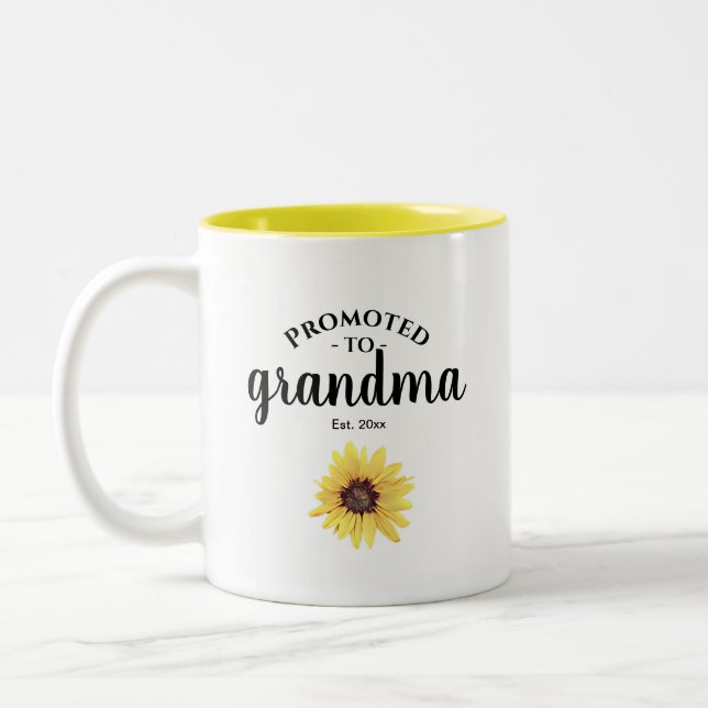 Personalisiert gestrichene Sonnenblume für Oma Zweifarbige Tasse (Links)