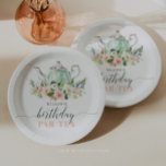 Personalisiert Girl Birthday Par-Tea Tea Party Pappteller<br><div class="desc">Diese eleganten Tee-Party-Teller zum Geburtstag können Sie ganz einfach personalisieren! Unsere Tea Party Collection zum Geburtstag ist die perfekte Wahl für einen lustigen und charmanten Geburtstag! Dieses elegante Set besticht durch einen handbemalten grünen Teekessel mit schönen rosa Rosen, umgeben von einem hübschen Bouquet mit rosa-weißen Blume und weicher Vegetation. Das...</div>