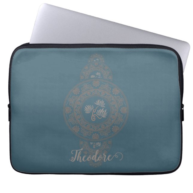 Personalisiert Gold Rokoko Lotus Ornamental Mandal Laptopschutzhülle (Vorderseite)