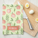 Personalisiert grünes Muster für Aquarellfarben Geschirrtuch<br><div class="desc">Dieses hellgrüne Küchentuch hat einen eleganten Aquarellpfirsich und ein personalisiertes Grünmuster (die Rückseite ist weiß). Sie können dieses Design auch auf andere Produkte setzen!</div>