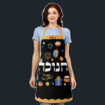 Personalisiert Hanukkah Hebrew Menorah Dreidel Schürze<br><div class="desc">Set einen Happy Hanukkah Ton mit dieser personzed Bold & Bright Hanukkah Schürze. Sicher, jemand ein besonderes Lächeln zu machen. Es ist der perfekte Weg, um Freunden und Familie ein Happy Hanukkah zu wünschen. Whimsikale bunte Chanukah-Elemente - darunter Jelly Donuts, Dreidels, Wrapped Gifts, Gold Coins und Stars von David -...</div>