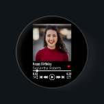 Personalisiert Happy Birthday Foto Button<br><div class="desc">Dieses personalisierte Song-Playlist Geburtstagsdesign kann mit Ihrer eigenen Nachricht an Ihren Ehemann, Ihre Ehefrau, Freund, Freundin, Mutter, Vater, Bruder, Schwester, Familie oder Freunde angepasst werden. Dazu können Sie das Wort "Geburtstag glücklich" durch Ihr eigenes kurzes, individuelles Wort/Zitat ersetzen. Der Name kann auch auf Ihren eigenen individuelle Name geändert werden. Sie...</div>