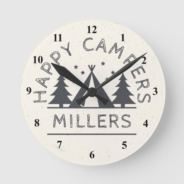 Personalisiert Happy Campers | Rustikales Zelt-Cam Runde Wanduhr (Vorderseite)