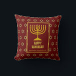 Personalisiert | HAPPY HANUKKAH | Menorah | ROT Kissen<br><div class="desc">Stilvolles festliches Kissen mit Imitaten goldenem Stern von David im subtilen Hintergrund und große goldfarbene Menorah in der Mitte. Der Platzhaltertext ist anpassbar, sodass Sie HAPPY HANUKKAH in einen Gruß Ihrer Wahl (Text ähnlicher Länge) oder in Ihrer eigenen Sprache ändern können. Teil der HANUKKAH Kollektion. Blaue Version auch in der...</div>