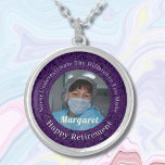 Personalisiert Happy Nurse Retirement Geschenke Vi Versilberte Kette<br><div class="desc">Unsere Personalisierte Happy Nurse Retirement Geschenke Silver Plated Necklace ist eine schöne und sentimentale Geschenkoption für Rentner. Damit sollen ihre Jahre harter Arbeit und Hingabe geehrt werden. Es verfügt über ein Foto und Sie können den Text anpassen. Die Halskette dient als Erinnerung ihrer Auswirkungen auf das Leben ihrer Patienten. Das...</div>