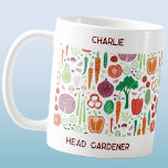 Personalisiert Head Gardener Kaffeetasse<br><div class="desc">Ein lustiges Gemüsemuster, perfekt für Ihren Lieblings-Gärtner. Ändern Sie den Namen und den Kopf-Gärtner Text zu personalisieren. Originelle Kunst von Nic Squirrell.</div>