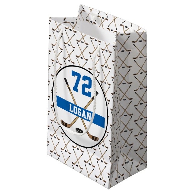 Personalisiert Hockey Player Name Number Blue Stic Kleine Geschenktüte (Vorderseite Schrägansicht)