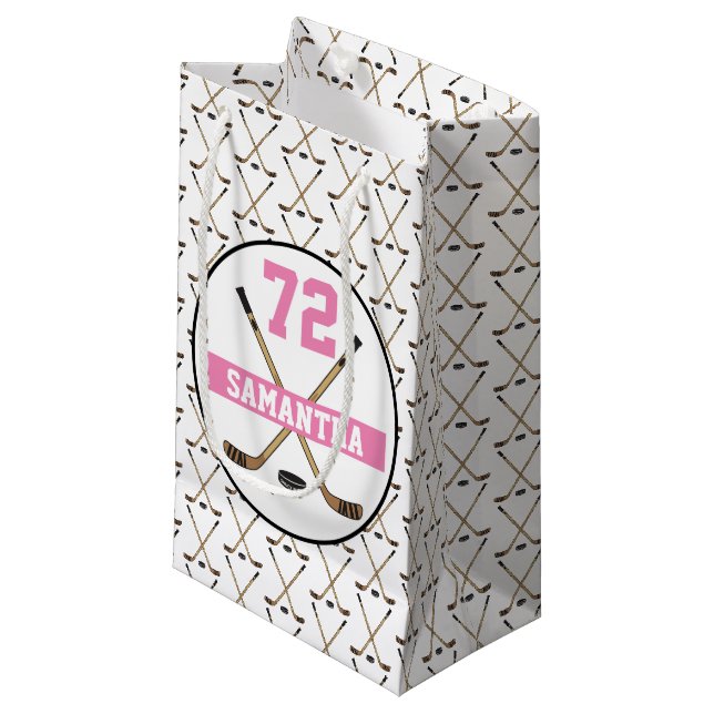 Personalisiert Hockey Player Name Nummer Pink Girl Kleine Geschenktüte (Vorderseite Schrägansicht)