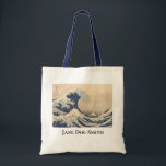 Personalisiert Hokusai Great Wave Tragetasche<br><div class="desc">Diese stilvolle, personalisierte Tasche ist das perfekte (aber preiswerte) künstlerische Modestatement. Es zeigt eine Reproduktion von "The Great Wave off Kanagawa" von Katsushika Hokusai (1829-33, Druck im Rijksmuseum, Amsterdam; im öffentlichen Bereich). Um Ihren Namen hinzuzufügen, klicken Sie auf "Diese Vorlage personalisieren".</div>