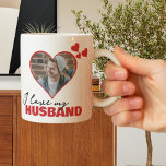 Personalisiert I Liebe Mein Husband Herz Foto Kaffeetasse<br><div class="desc">Custom Personalisiert One Of A Kind Foto Heart Tasse von Ricaso - Liebe Herz Foto Template Design .. einfach fügen Sie Ihre eigene Fotografie zu dieser großen maßgeschneiderten Kaffee-Tasse mit fett I LIEBE MY HUSBAND (fügen Sie Ihren eigenen Text oder verlassen, wie es ist) einfach zu personalisieren .. anpassbare Fotovorlagen...</div>