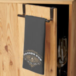 Personalisiert Irish Pub Geschirrtuch<br><div class="desc">Dieses Design besticht durch ein dekoratives Pub-Logo mit einer Tasse von Schaumbier in der Mitte. Text enthält einen Bereich, in dem Sie Ihren Namen und Ihr Jahr hinzufügen können, aber Sie können mit allem, was Sie möchten, personalisieren. Das Pub Logo ist auf schwarzem Hintergrund gedruckt.</div>