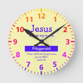Personalisiert JESUS KENNT MEINEN NAMEN Niedlichen Runde Wanduhr