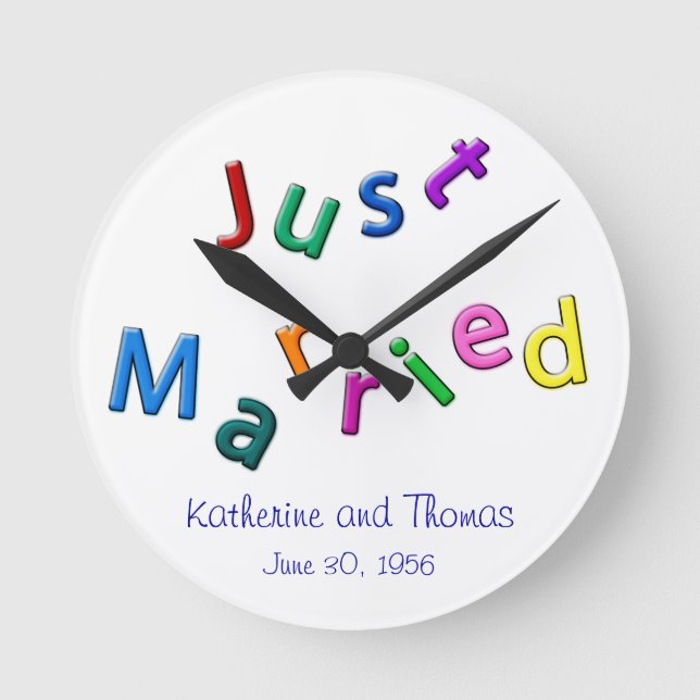 Personalisiert Just Married Jumbled Letters Runde Wanduhr (Vorderseite)