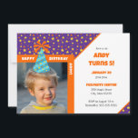 Personalisiert Kid Foto Happy Birthday Blue Hat v2 Einladung<br><div class="desc">Feiern Sie Ihren Geburtstag mit einer festlichen lila Einladungskarte, die mit einer lustigen Darstellung orangefarbener und gelber Sterne und Kreise aufwartet. Personalisieren Sie dieses helle Design mit einem Foto Ihres kleinen Geburtstagsjungen oder -mädchens, komplett mit einem fröhlichen blauen Geburtstagshut. Fügen Sie eine besondere Touch mit einem personalisierten Gruß hinzu, wie...</div>