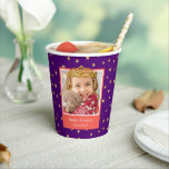 Personalisiert Kid Foto Happy Birthday Gold Crown Pappbecher<br><div class="desc">Feiern Sie Ihren besonderen Tag im königlichen Stil mit dieser lila Papiertasse, die einen eleganten Hintergrund goldglänzender Sterne bietet. Dieses helle Design mit einem Foto Ihrer jungen Geburtstagsfrau, komplett mit einer schönen Goldprinzessin-Krone. Fügen Sie eine besondere Touch mit einem personalisierten Gruß hinzu, wie zum Beispiel "Glücklicher Geburtstag, [Kindername]!" Dieses skurrile...</div>
