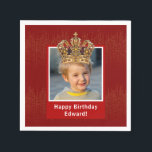 Personalisiert Kid Foto Happy Birthday King Crown Serviette<br><div class="desc">Feiern Sie Ihren besonderen Tag im königlichen Stil mit dieser maßgeschneiderten roten Papierserviette, die mit einem eleganten Hintergrund goldglänzender Linien aufwartet. Dieses helle Design mit einem Foto Ihres jungen Geburtstagsjungen, komplett mit einer wunderschönen Goldkönig- oder Prinzenkrone. Fügen Sie eine besondere Touch mit einem personalisierten Gruß hinzu, wie zum Beispiel "Glücklicher...</div>