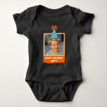 Personalisiert Kid Foto Happy Birthday w/ Blue Hat Baby Strampler<br><div class="desc">Feiern Sie Ihren kleinen Geburtstag mit einem festlichen, maßgeschneiderten Baby-Ganzkörperanzug. Das helle orangefarbene Design wird mit einem Foto Ihres kleinen Geburtstagsjungen oder -mädchens und einem fröhlichen blauen Geburtstagshut individuell gestaltet. Fügen Sie eine besondere Touch mit einem personalisierten Gruß hinzu, wie zum Beispiel "Glücklicher Geburtstag, [Kindername]!" Dieses skurrile Shirt ist eine...</div>