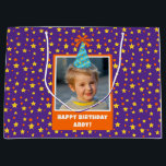 Personalisiert Kid Foto Happy Birthday w/ Blue Hat Große Geschenktüte<br><div class="desc">Lassen Sie Ihre Geschenke in einer festlichen, individuellen, großen lila Geschenktasche mit einem lustigen Display von orangen und gelben Sternen und Kreise. Personalisieren Sie dieses helle Design mit einem Foto Ihres kleinen Geburtstagsjungen oder -mädchens, komplett mit einem fröhlichen blauen Geburtstagshut. Fügen Sie eine besondere Touch mit einem personalisierten Gruß hinzu,...</div>