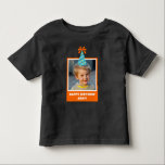 Personalisiert Kid Foto Happy Birthday w/ Blue Hat Kleinkind T-shirt<br><div class="desc">Feiern Sie den Geburtstag Ihres kleinen Kindes mit einem festlichen T - Shirt. Das helle orangefarbene Design wird mit einem Foto Ihres kleinen Geburtstagsjungen oder -mädchens und einem fröhlichen blauen Geburtstagshut individuell gestaltet. Fügen Sie eine besondere Touch mit einem personalisierten Gruß hinzu, wie zum Beispiel "Glücklicher Geburtstag, [Kindername]!" Dieses skurrile...</div>