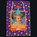 Personalisiert Kid Foto Happy Birthday w/ Blue Hat Mittlere Geschenktüte<br><div class="desc">Lassen Sie Ihre Geschenke in einer festlichen, lila Geschenktasche mit einem lustigen Display von orangen und gelben Sternen und Kreise. Personalisieren Sie dieses helle Design mit einem Foto Ihres kleinen Geburtstagsjungen oder -mädchens, komplett mit einem fröhlichen blauen Geburtstagshut. Fügen Sie eine besondere Touch mit einem personalisierten Gruß hinzu, wie zum...</div>