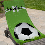 Personalisiert Kids Fußball Monogram Strandtuch<br><div class="desc">Personalisiertes Badetuch mit einem grünen Hintergrund,  der in jede Farbe geändert werden kann,  einem Fußballplatz,  Ihren Initialen,  Namen und Fußball.</div>