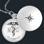 Personalisiert - M.D. Medizinisches Symbol Caduceu Medaillon<br><div class="desc">Personalisiertes M.D. Medizinisches Symbol Caduceus Necklace für Sie personalisieren. ✔ Hinweis: Nicht alle Vorlagenbereiche müssen geändert werden. 📌 Wenn Sie weitere Anpassungen benötigen, klicken Sie bitte auf den Button "Weitere Anpassungen vornehmen" oder "Design anpassen oder bearbeiten" und verwenden Sie unser Designwerkzeug, um die Größe, den Rotation, die Textfarbe, den Text...</div>