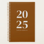 Personalisiert Minimal Terracotta Monatszeitschrif Planer<br><div class="desc">Bleibe mit unserem Personalisierten Minimal Terracotta Monthly/Weekly Planer organisiert und stilvoll. Dieser elegante Planer verfügt über eine elegante Terrakotta-Abdeckung, die sich perfekt eignet, um Ihrem Alltag eine Touch von Eleganz hinzuzufügen. Im Inneren finden Sie geräumige monatliche und wöchentliche Layouts, die Ihnen bei der persönlichen oder geschäftlichen Planung helfen oder Ihren...</div>
