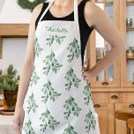 Personalisiert Mistletoe Muster Schürze<br><div class="desc">Diese Weihnachtsweih-Schürze ist mit Aquarell-Mistelengrün dekoriert. Einfach anpassbar. Weil wir unsere Kunstwerke erstellen, werden Sie dieses exakte Bild von anderen Designern nicht finden. Original Wasserfarbe © Michele Davies.</div>