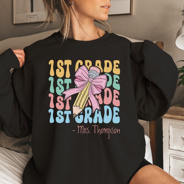 Personalisiert mit dem Namen Lehrer erster Klasse Sweatshirt (Von Creator hochgeladen)