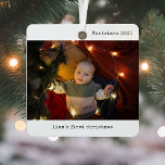 Personalisiert mit Foto Baby's ersten Weihnachten Ornament Aus Metall<br><div class="desc">Feiern Sie die allererste Weihnachtssaison Ihres Kleinen mit dem Personalisierten Mit Foto Baby's First Christmas Metal Ornament. Dieses schattersichere Metallschmuck ist der perfekte Sake, um die erste Weihnachtszeit Ihres Babys zu würdigen. Es besteht aus zwei hochgeschätzten Fotos, die Ihr Herz Jahr für Jahr wärmen werden. Mit seinem eleganten Design und...</div>