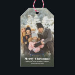 Personalisiert mit Name Custom Foto Christmas Geschenkanhänger<br><div class="desc">Fügen Sie Weihnachtsgeschenke mit diesen personalisierten Foto Geschenketiketten eine besondere Touch hinzu. Sie sind bereit,  mit Ihrem eigenen Foto in vertikaler oder portraitorientierter Ausrichtung mit Ihrem Gruß,  mit Namen oder anderem Text unten in weißer Schrift vor einem dunkelolivgrünem Hintergrund,  angepasst zu werden.</div>