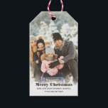 Personalisiert mit Name Custom Foto Christmas Geschenkanhänger<br><div class="desc">Fügen Sie Weihnachtsgeschenke mit diesen personalisierten Foto Geschenketiketten eine besondere Touch hinzu. Sie sind bereit,  mit Ihrem eigenen Foto in vertikaler oder portraitorientierter Ausrichtung mit Ihrem Gruß,  mit Namen oder anderem Text unten in dunkelolivgrüner Schrift auf weißem Hintergrund,  angepasst zu werden.</div>