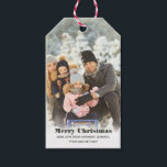 Personalisiert mit Name Custom Foto Christmas Geschenkanhänger<br><div class="desc">Fügen Sie Weihnachtsgeschenke mit diesen personalisierten Foto Geschenketiketten eine besondere Touch hinzu. Sie sind bereit,  mit Ihrem eigenen Foto in vertikaler oder portraitorientierter Ausrichtung mit Ihrem Gruß,  mit Namen oder anderem Text unten in dunkelolivgrüner Schrift auf weißem Hintergrund,  angepasst zu werden.</div>