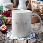 Personalisiert Modern Simple PinkMonogram Kaffeetasse<br><div class="desc">Diese Tasse hat ein subtiles Monogramm,  das hellfarben ist und Ihren Namen in einer dunkleren Farbe hat.</div>