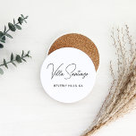 Personalisiert Moderner Name der Zuhause Residence Getränkeuntersetzer<br><div class="desc">Chic Untersetzer mit abgerundeten Kalksteinen tragen den Namen Ihrer Zuhause-Residenz in modernen,  handgeschriebenen Schriftzeichen mit einfachen All-Caps-Ortsangaben. Personalisieren Sie Ihre Zuhause - Villa   Nachname oder ein anderer bevorzugter Titel - und die Lage der Stadt und des Staat.</div>