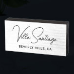 Personalisiert Moderner Name der Zuhause Residence Holzkisten Schild<br><div class="desc">Das elegante Tischschild aus Holz zeigt den Namen Ihrer Zuhause-Residenz in modernen und schicken,  handgeschriebenen,  schwarzen Schriftzeichen mit einfachen All-Caps-Ortsangaben. Personalisieren Sie Ihre Zuhause - Villa   Nachname oder ein anderer bevorzugter Titel - und die Lage der Stadt und des Staat.</div>
