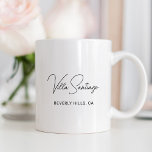 Personalisiert Moderner Name der Zuhause Residence Kaffeetasse<br><div class="desc">Chic Custom Coffee Tasse bietet den Namen Ihrer Zuhause-Residenz in modernen,  handgeschriebenen,  schwarzen Schriftzeichen mit einfachen All-caps-Ortsangaben. Personalisieren Sie Ihre Zuhause - Villa   Nachname oder ein anderer bevorzugter Titel - und die Lage der Stadt und des Staat.</div>