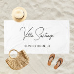 Personalisiert Moderner Name der Zuhause Residence Strandtuch<br><div class="desc">Chic Custom Pool- und Strandtücher tragen den Namen Ihres Zuhause-Wohnsitzes in modernen und schicken schwarzen handgeschriebenen Schriftzeichen mit einfachen All-caps-Ortsinformationen. Personalisieren Sie Ihre Zuhause - Villa   Nachname oder ein anderer bevorzugter Titel - und die Lage der Stadt und des Staat.</div>