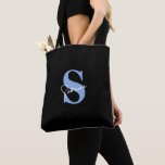 Personalisiert Modernes Minimal Blue Monogram Tasche<br><div class="desc">Diese moderne, elegante und minimalistische schwarze Tasche ist das perfekte personalisierte Accessoire für Bräute und Brautmädchen. Mit seinem weichen, blauen Monogramm-Vornamen und Vornamen in weißer Schrift verbindet es Eleganz und Praxisnähe, ideal für Hochzeitstage-Essentials oder einen stilvollen alltäglichen Tragekomfort. Das elegante Design fügt eine Touch Klasse hinzu, während das benutzerdefinierte Monogramm...</div>