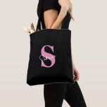 Personalisiert Modernes Minimal-Pink-Monogramm Tasche<br><div class="desc">Diese moderne, elegante und minimalistische schwarze Tasche ist das perfekte personalisierte Accessoire für Bräute und Brautmädchen. Mit einem weichen rosa Monogramm Vorname Erstname und Vorname in weißer Schrift verbindet es Eleganz und Praxisnähe, ideal für Hochzeitstage-Essentials oder einen stilvollen täglichen Tragekomfort. Das elegante Design fügt eine Touch Klasse hinzu, während das...</div>